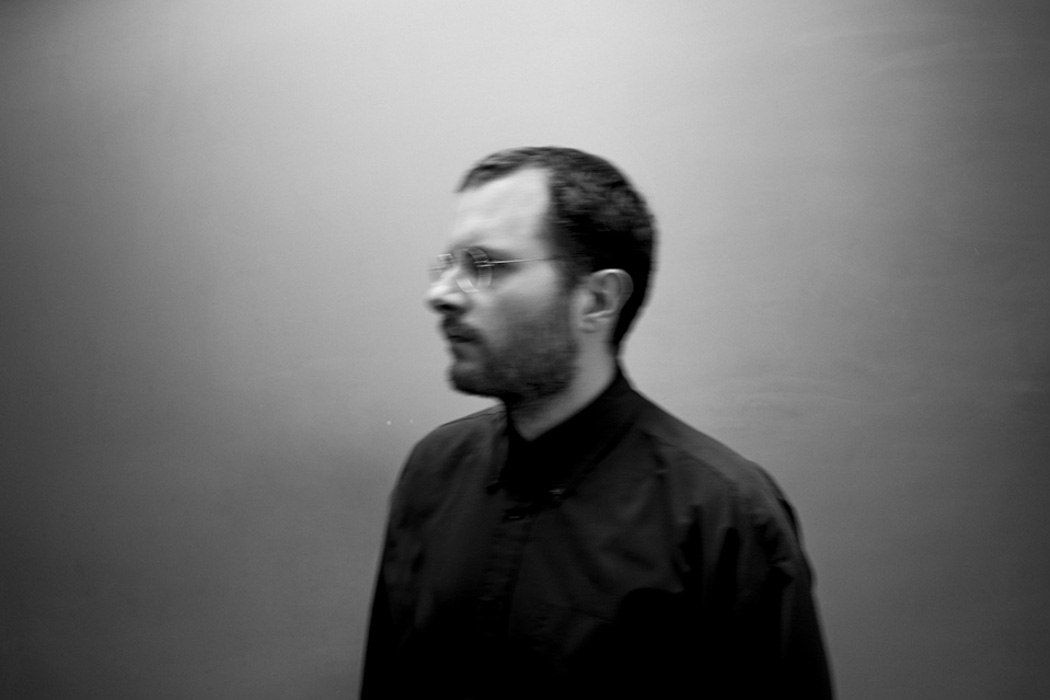 Emiliano Romanelli - Tabalatura, black and white portrait of artist against a grey background