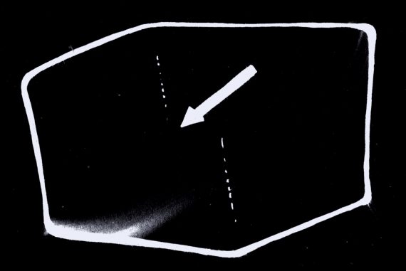 Guionnet / Dedalus Ensemble - Distances Ouïes Dites, white frame model of a room with a pointing arrow on a black background